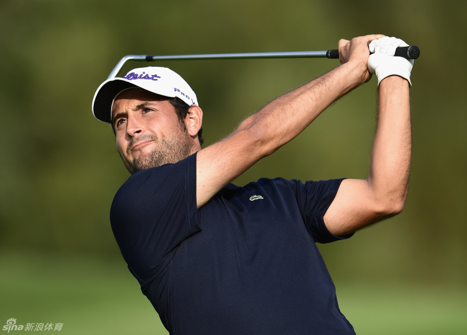 法国名将亚历山大·列维在果岭边凝神观察推杆路线，眼神专注如炬，仿佛已洞悉小白球滚动的每一寸轨迹。