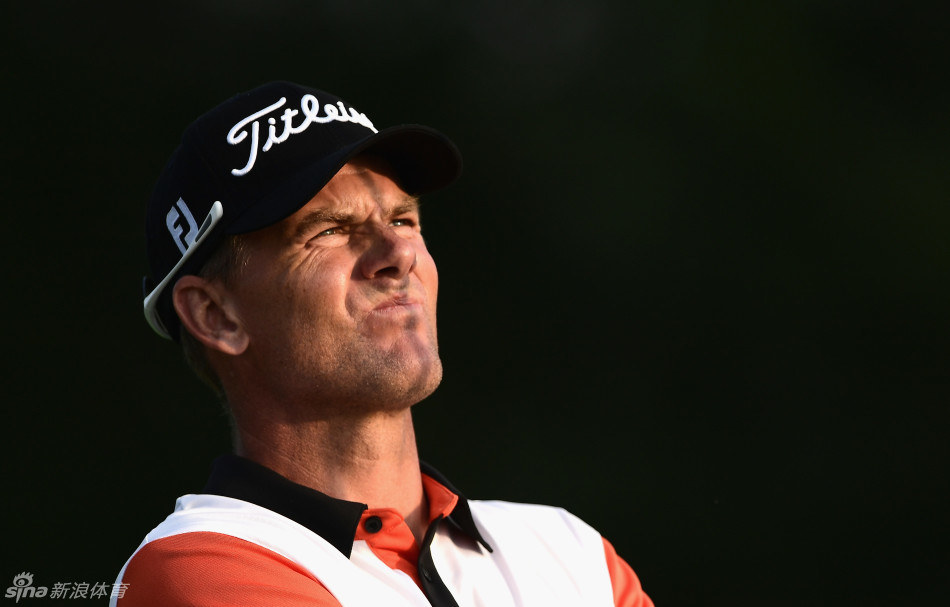 英格兰球手马修·索斯盖特在球道中稳健挥杆，动作流畅而充满控制力，展现了职业球员扎实的基本功。