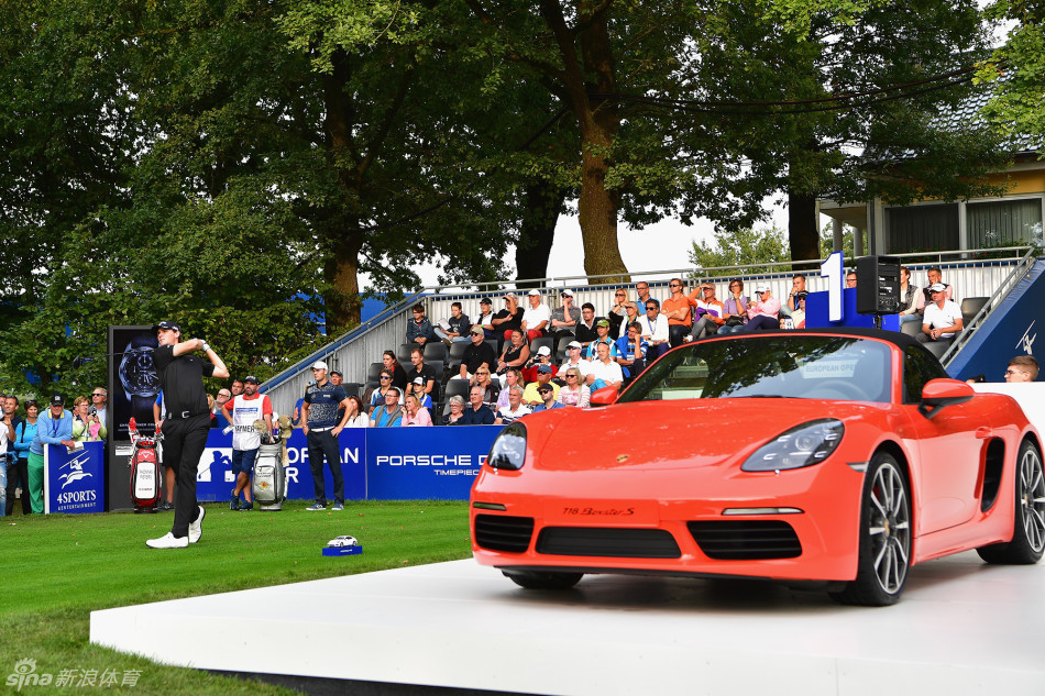 夕阳西下，德国巴德格里斯巴赫球场的第18洞果岭在金色余晖中显得格外宁静，与日间激烈的比赛氛围形成鲜明对比。