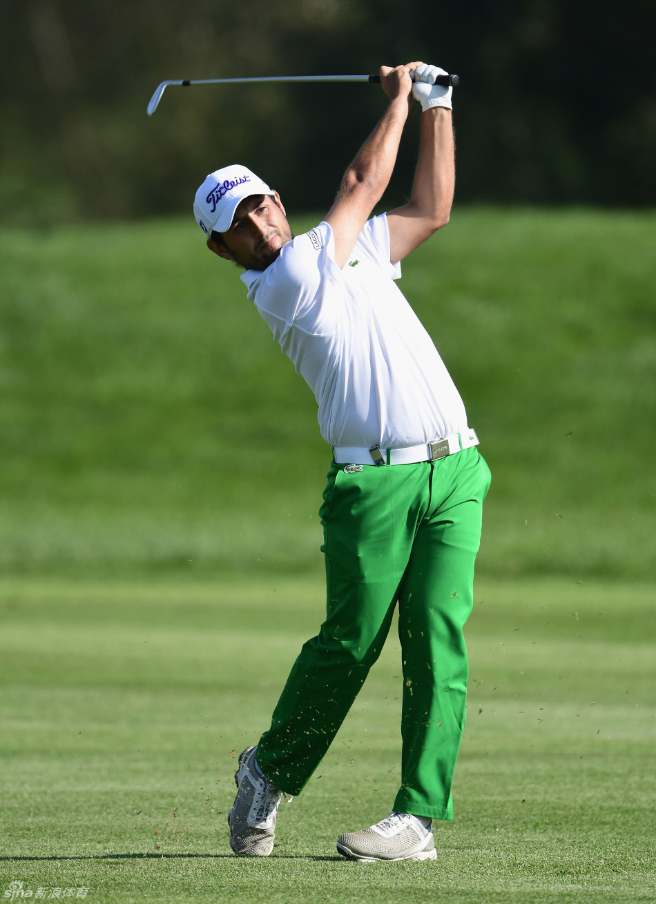 领先者法国选手亚历山大·列维在发球台上准备开球，他目光坚定地望向前方被雾气笼罩的球道，充满了对胜利的渴望。