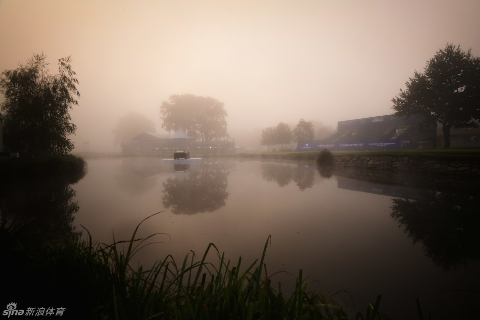 另一位中国选手吴阿顺在沙坑中救球，沙粒在雾蒙蒙的空气中扬起，他正全力应对赛场上的又一个挑战。