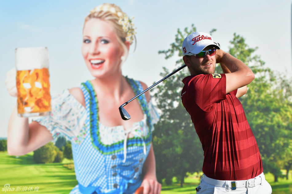 奥地利选手本德·维斯伯格在薄雾中完成一次漂亮的挥杆，动作流畅，他的身影在朦胧的背景中显得格外突出。