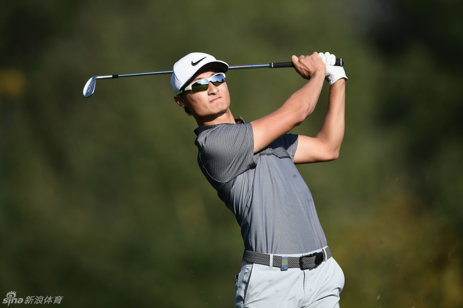 浓雾如白色纱幔般笼罩整个球场，远处的球道和果岭已完全模糊不清，一位裁判正努力望向赛场，评估比赛是否能够继续。