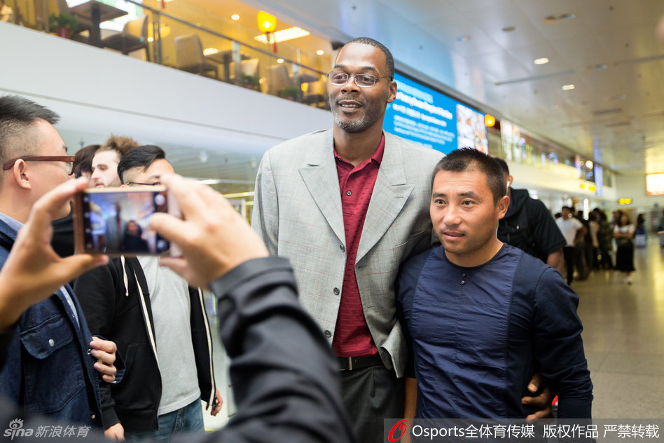 戴着眼镜、胡子花白的罗德格里格尔走出通道，脸上洋溢着慈父般的笑容，他高举手臂向久违的吉林球迷大声问候，仿佛一位远行的大家长终于归巢。