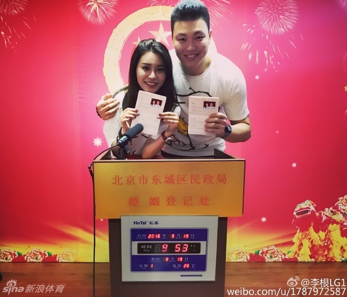 李根与爱妻手持红艳艳的结婚证，两人对着镜头露出整齐的牙齿，笑容比阳光还要灿烂，眼中满是对未来生活的憧憬。