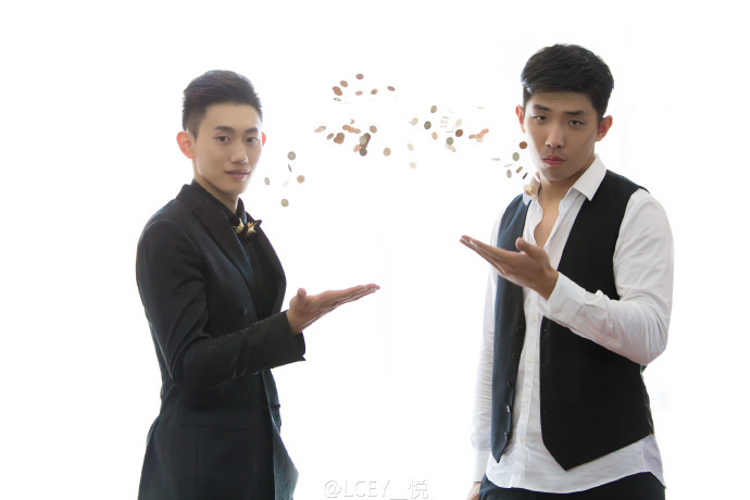 新娘深情地挽着王镤的臂弯，两人面带微笑缓缓走过亲友席，眼神中透露出对未来生活的无限憧憬