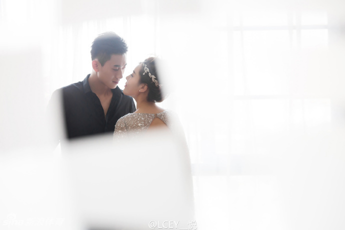 王镤在台上拿起话筒，对着台下亲友发表感言，身旁的新娘静静聆听，画面充满温馨与感动