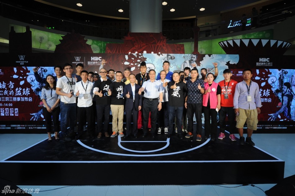 在发布会现场的活动背板前，中国篮球两大传奇人物王治郅与郑海霞并肩而立，与央视名嘴于嘉共同留下了一张跨越时代的合影，他们的笑容仿佛在诉说着对中国篮球未来的无限期许。