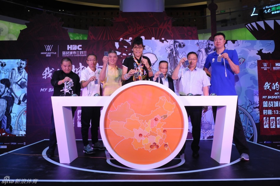 发布会现场座无虚席，媒体记者和嘉宾们聚精会神地注视着舞台，巨大的活动背板以城市剪影为背景，凸显出'篮战城市三对三'连接每一个篮球梦想的主题。