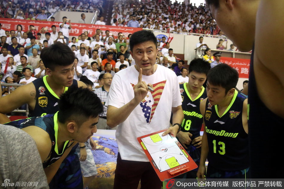 新疆队替补席上，包括布拉切在内的众将整齐待命，他们时而关注场上局势，时而交流战术，尽管主力未全部出战，但板凳深度依然令人艳羡。