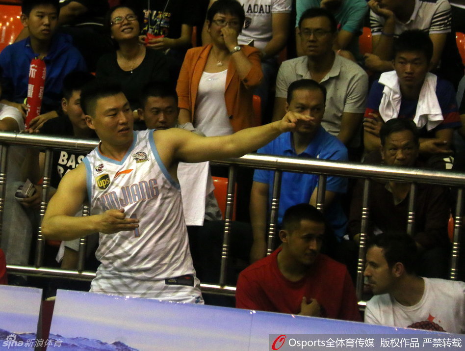 赛前热身中，广东队的老将朱芳雨正进行投篮练习，虽然只是热身赛，但他的动作依旧标准而专注，身旁的年轻球员们也在抓紧时间适应场地。