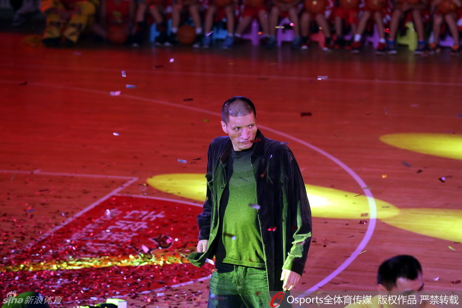 中国篮坛泰斗蒋兴权指导亮相吉林篮球嘉年华，满头银发却精神矍铄，他的现身 instantly 成为全场焦点，引来掌声雷动