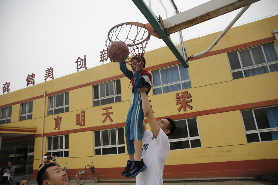 活动结束后孩子们依依不舍地簇拥着翟晓川，一只只小手拉着他的大手，他弯腰与孩子们击掌约定“下次再来”，画面温馨感人