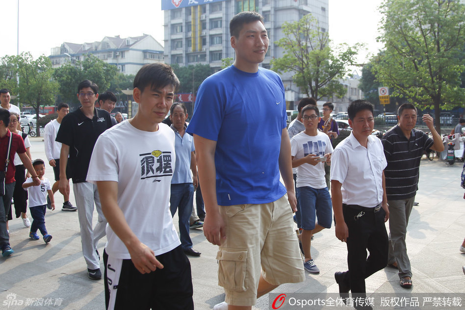 唐正东在球迷见面会上露出难得一见的顽皮笑容，对着镜头搞怪比赞，展现出赛场外憨厚可爱的一面。