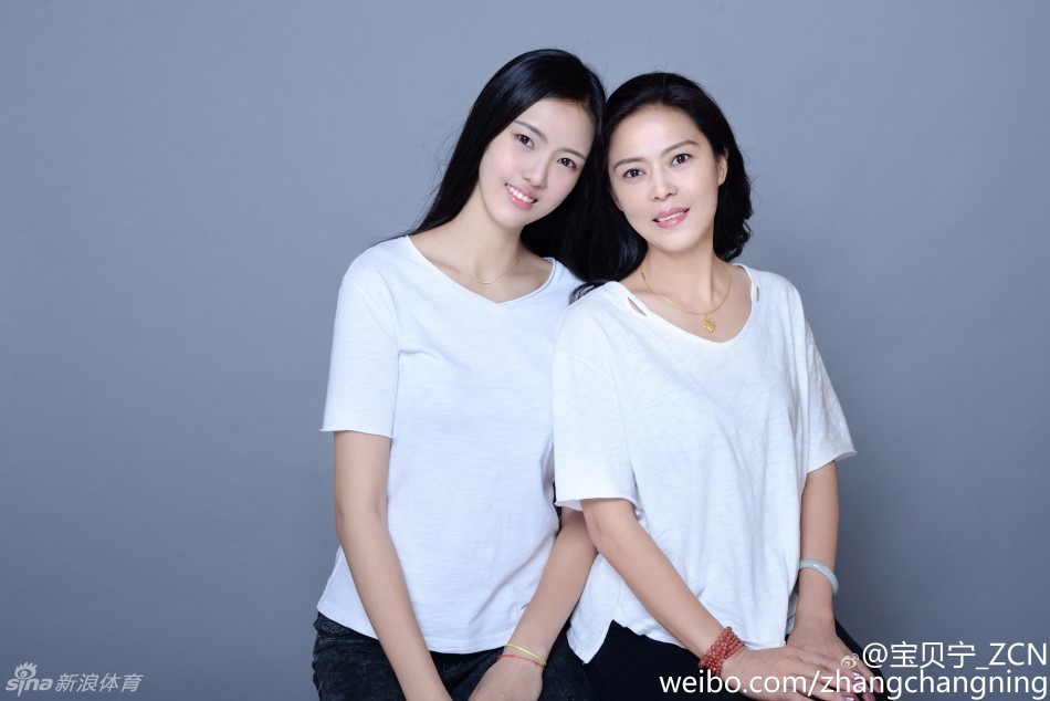 张常宁晒母女艺术照