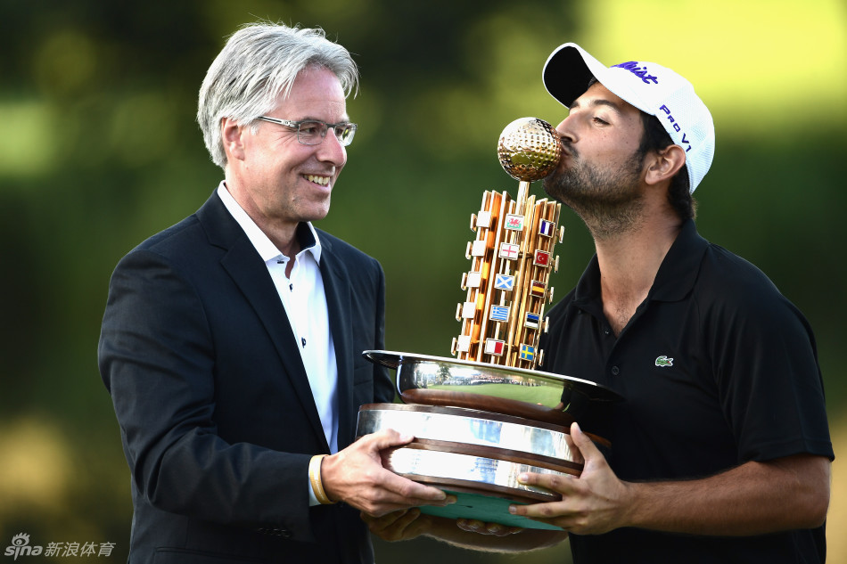 亚历山大·列维深情亲吻来之不易的欧洲公开赛冠军奖杯