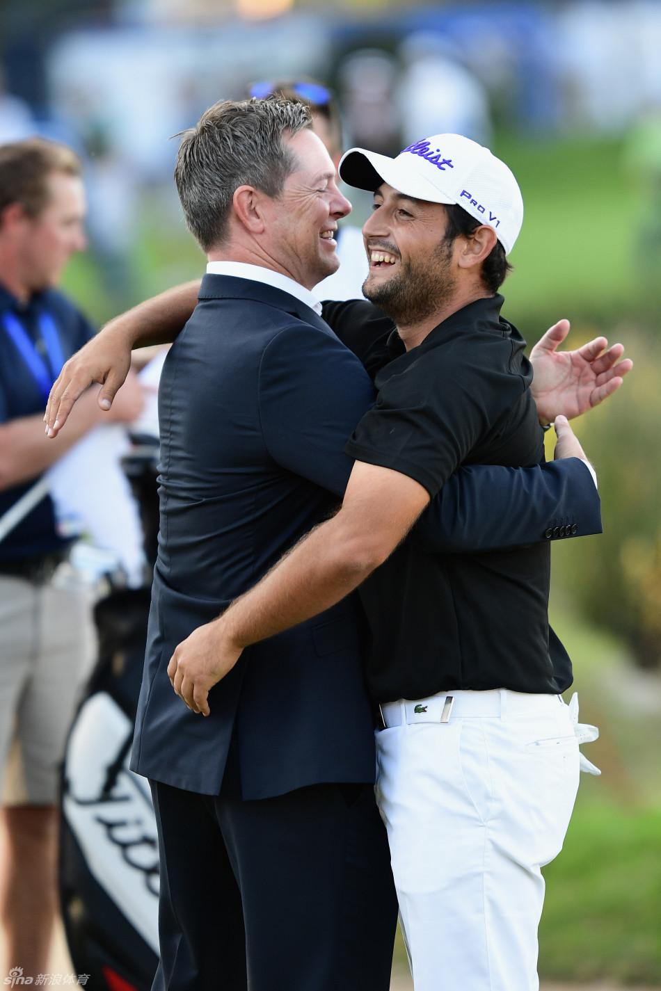 夺冠瞬间,列维紧握双拳仰天怒吼,释放所有的压力与激情