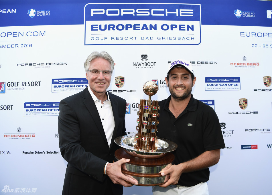 列维在果岭上轻柔地完成一次推杆,动作优雅而精准