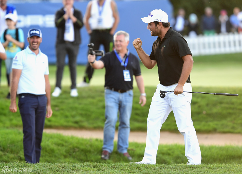 列维面带灿烂笑容,向在场观众挥手致意,展示他所获得的冠军奖杯