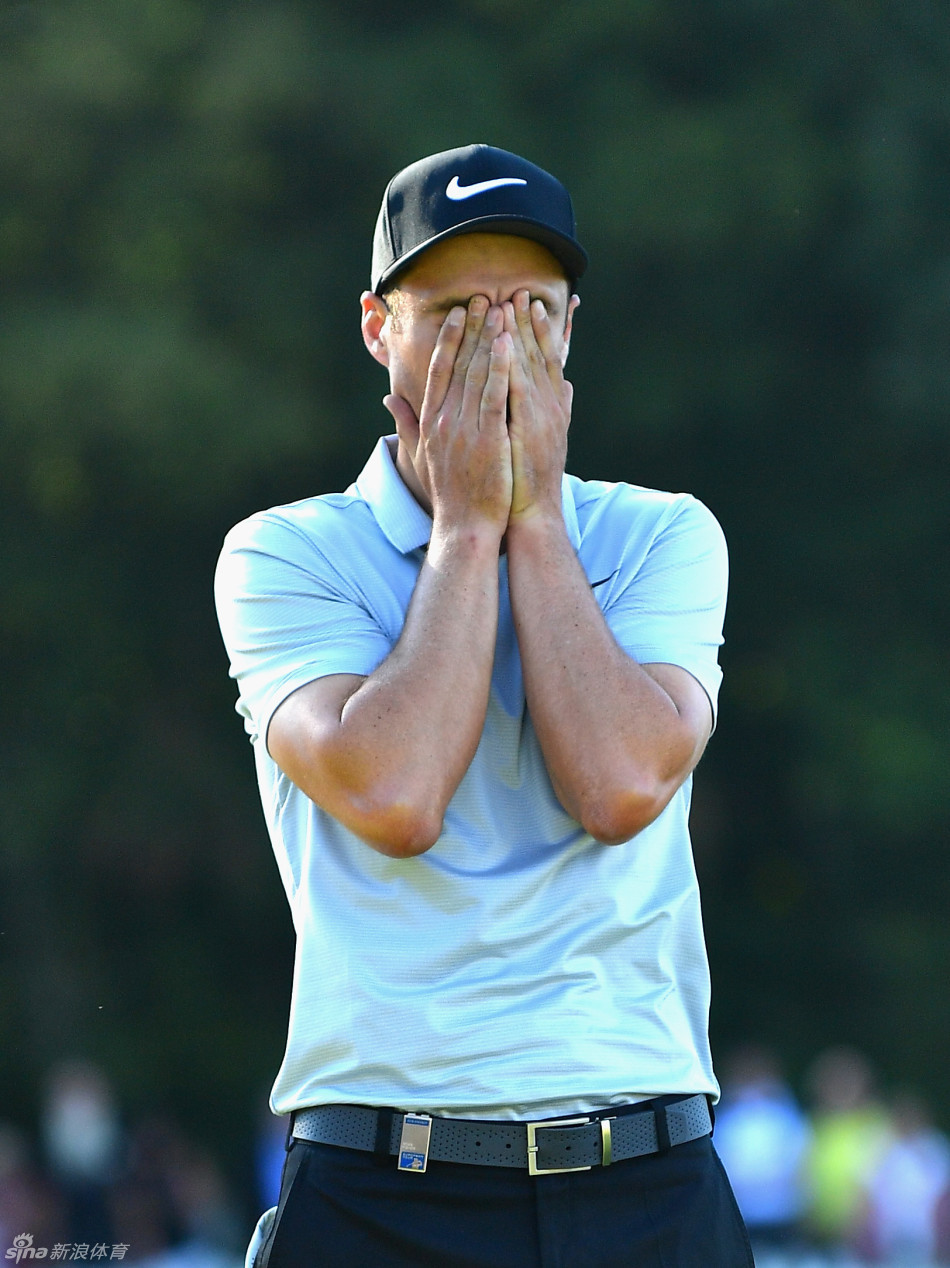 列维与对手罗斯·费舍尔在比赛中激烈交锋,两人正一同在球道上观察球路