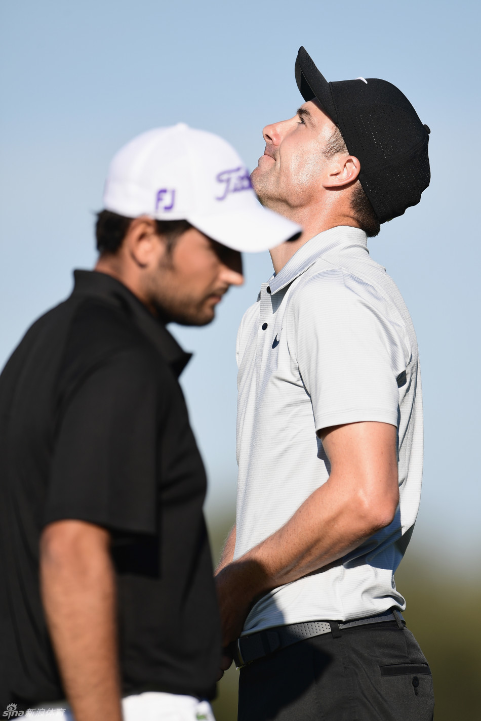 决赛轮中,列维正专注地进行关键一推,神情严肃而坚定