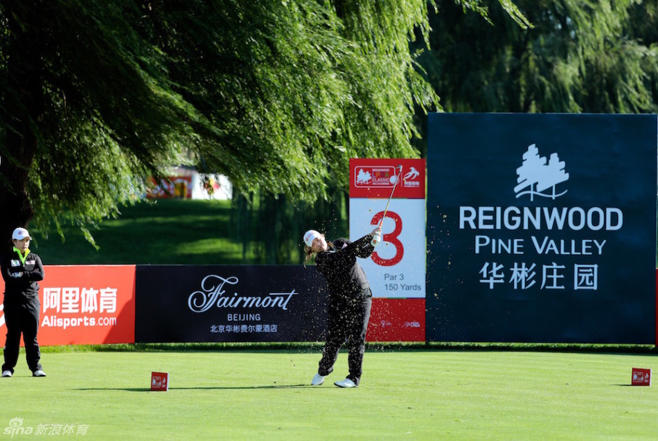 华彬球场第3洞150码三杆洞全景，果岭被沙池环绕，挑战球员精准的铁杆技术