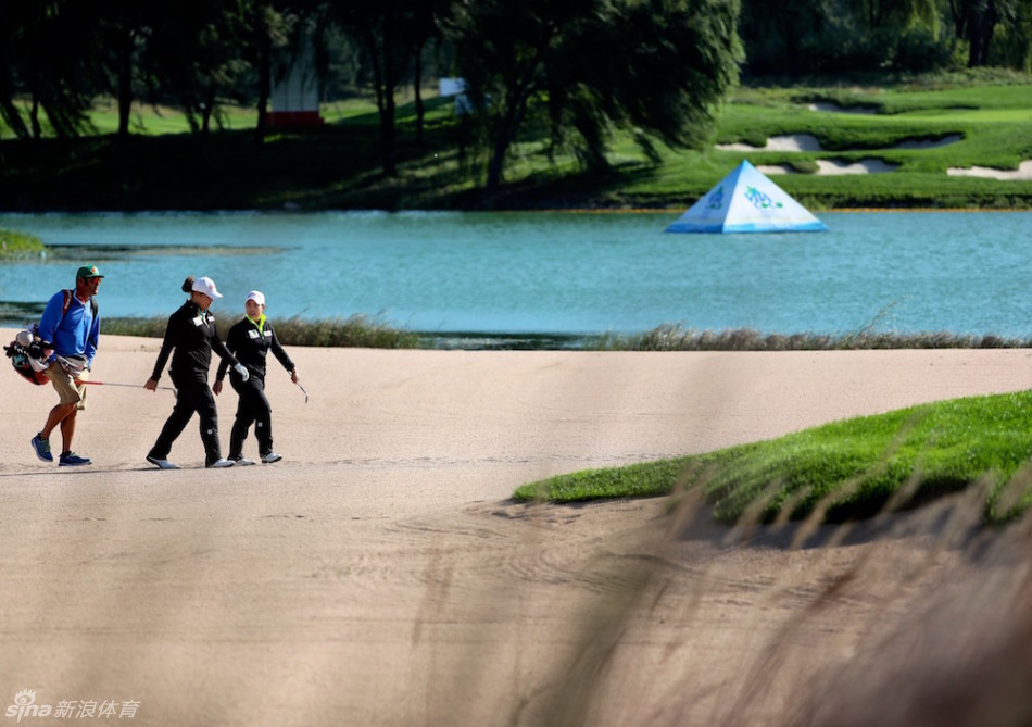 泰国高尔夫名将阿瑞雅专注凝视前方球道，在沙池边缘为下一杆击球做精心谋划