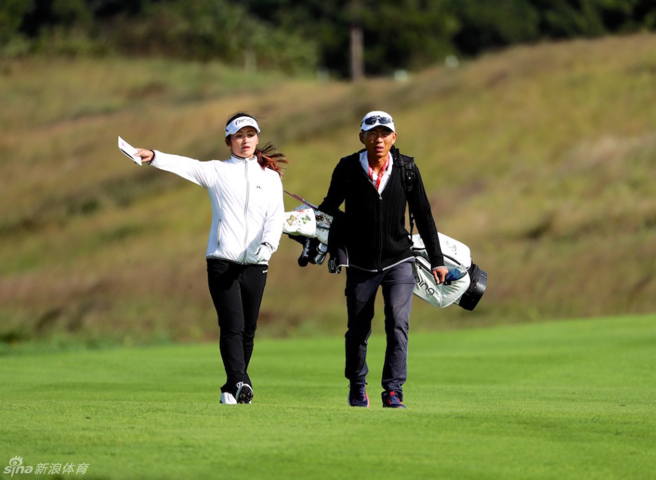 冯珊珊在练习场进行切球训练，眼神专注，动作流畅，小白球划出完美弧线飞向目标