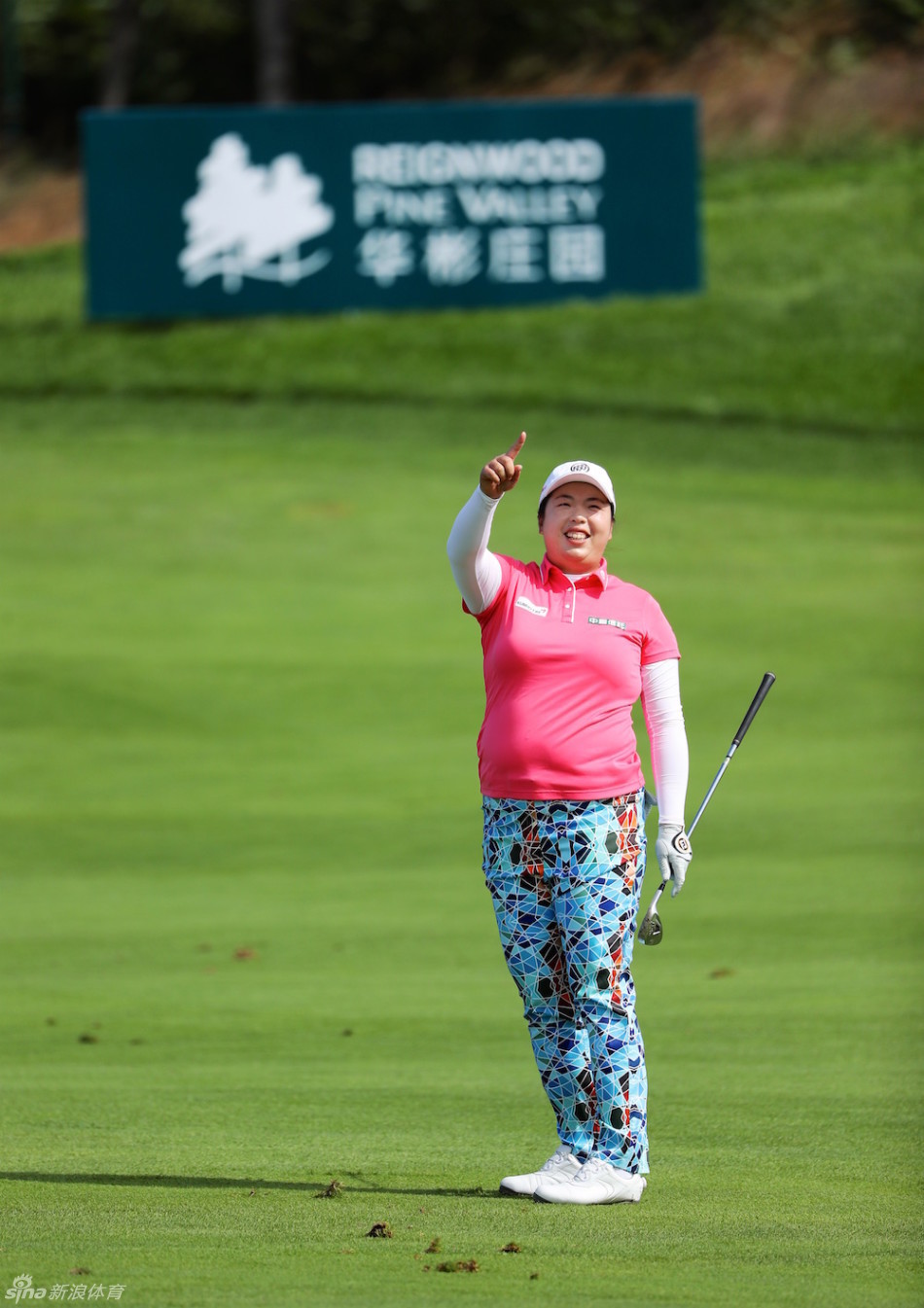 中国高尔夫希望之星冯思敏与韩国名将金孝周在果岭旁微笑交流，分享比赛心得