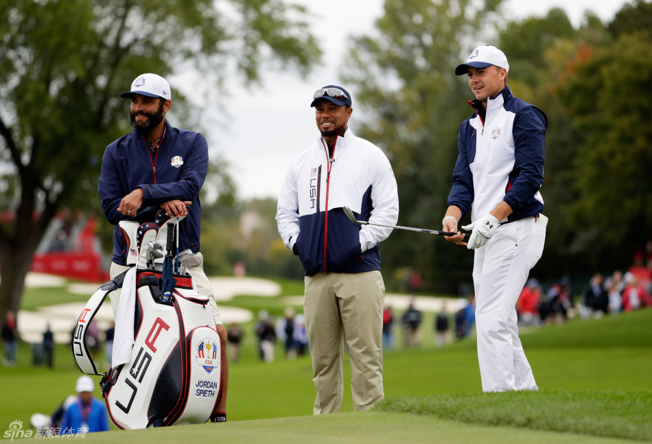 伍兹与斯皮思在练习果岭上并肩观察,斯皮思准备推杆,伍兹则抱着手臂若有所思,俨然一副导师风范