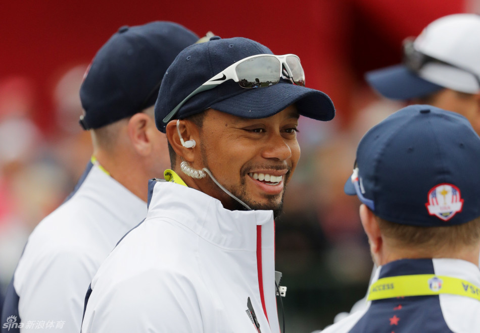 练习轮中,伍兹副队长专注地观察年轻球员的挥杆动作,眼神中充满审视与鼓励