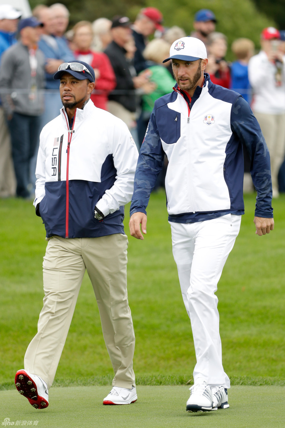 伍兹副队长面带标志性微笑,向热情欢呼的球迷观众挥手致意,享受着来自人群的爱戴