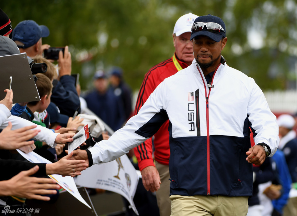 伍兹以副队长身份亮相莱德杯练习日,走在广阔的球场上,身影坚定,象征着新的角色与征程