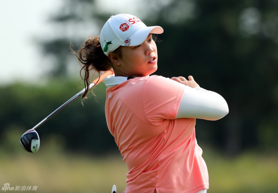 阿瑞雅全力挥杆，身体力量完美爆发，杆头速度惊人