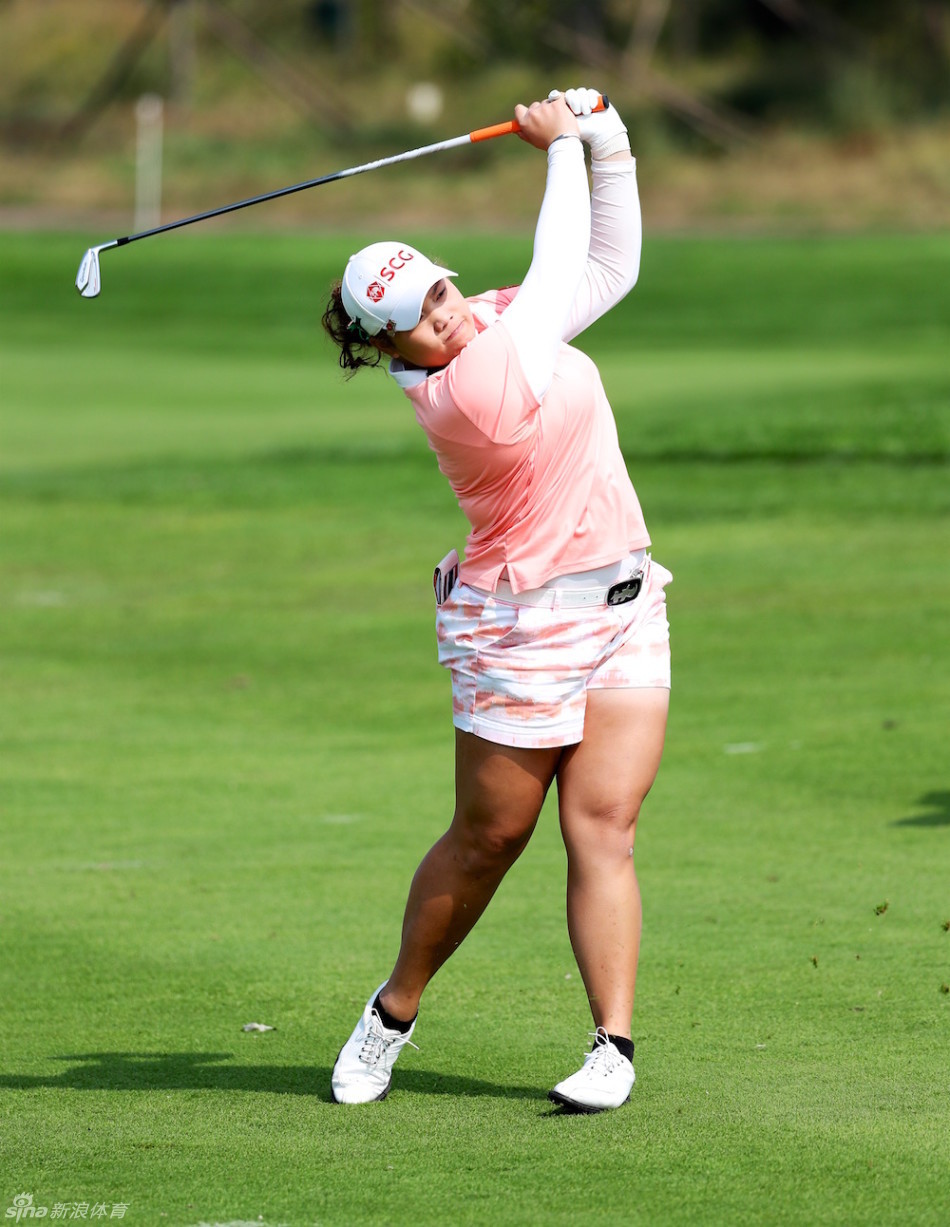 阿瑞雅优雅收杆，动作平衡而稳定，充分展现挥杆后的完整韵律