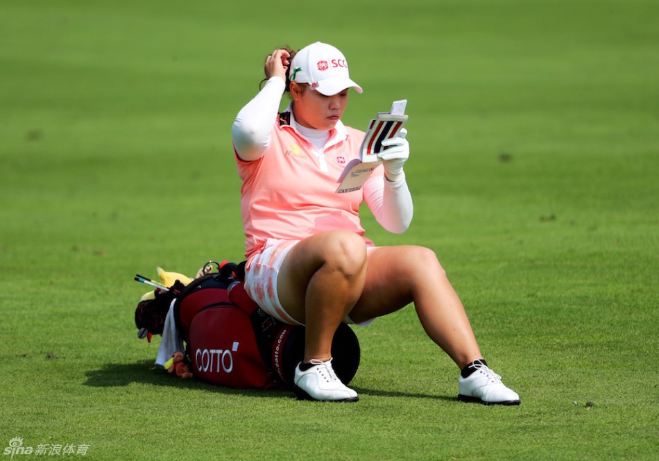 赛场上的阿瑞雅全神贯注，正在评估复杂的球位与击球选择