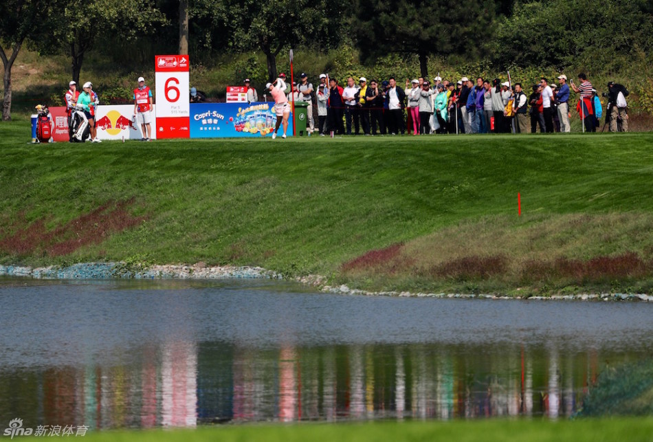 阿瑞雅在比赛中露出坚定而专注的神情，展现出顶尖运动员的竞技气场