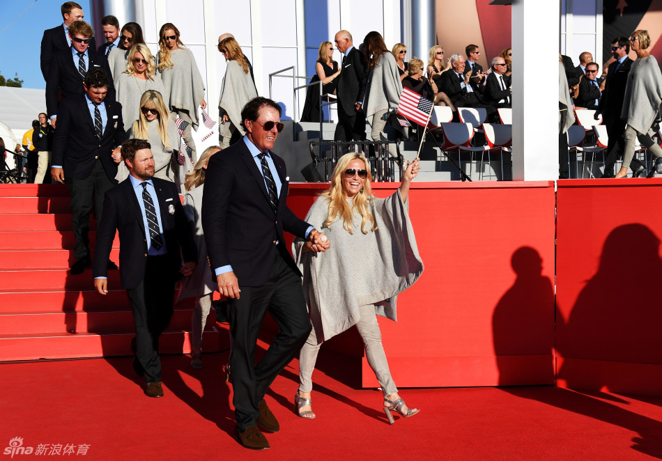 绿茵场外的风景：莱德杯太太团的柔情与力量