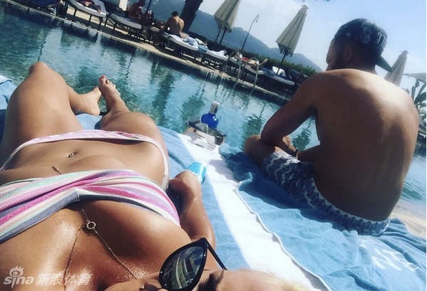 高尔夫球手完成挥杆后，以优雅姿势目送白球飞向远方，海风吹拂着她的衣摆与发丝，画面充满动感与诗意。