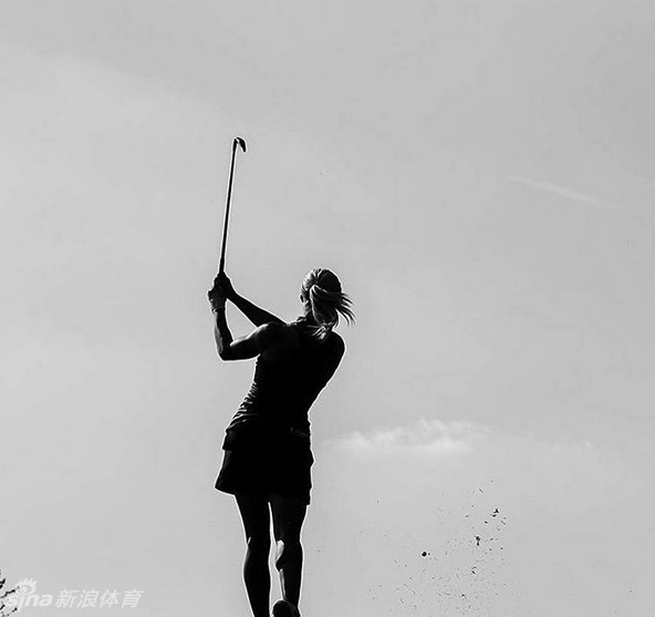 身穿运动背心与短裤的高尔夫球手在沙滩上漫步，手持球杆眺望海平线，仿佛与大海进行着一场无声的对话。