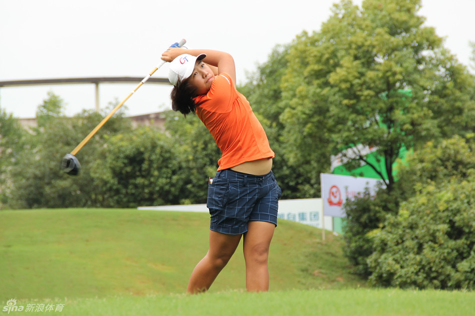 男子冠军尹勇铉在加洞赛获胜后，激动地高高举起冠军奖杯，脸上洋溢着胜利的喜悦