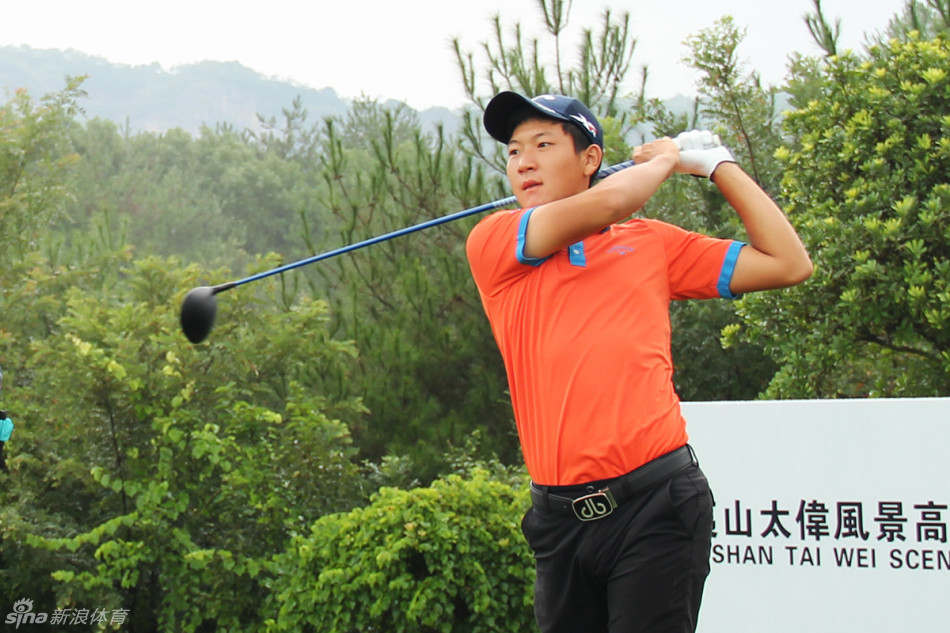 男子亚军韩雨廷在颁奖仪式上手持奖杯，风度翩翩，展现出良好的体育精神