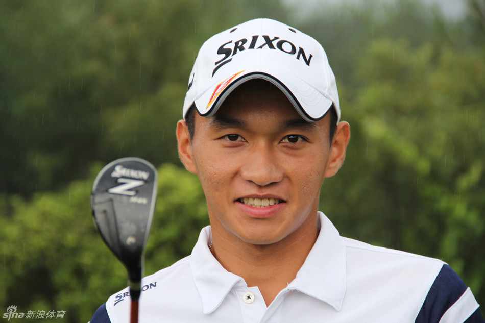 男子季军钟成恩与女子季军郭婉仪一同手持奖杯合影，分享获得荣誉的喜悦时刻