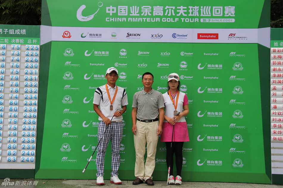 男子冠军尹勇铉在果岭上专注地查看推杆线路，神情认真，展现高尔夫运动的专注之美