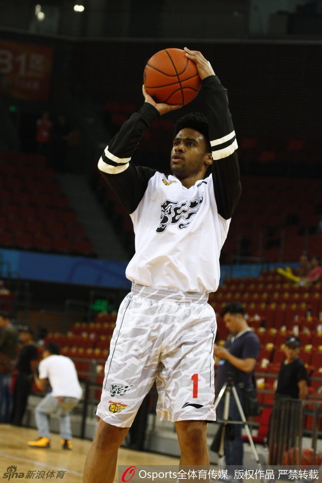 周湛东在激烈的拼抢中不惜力地倒地，用身体堵住对手的进攻路线，展现了宏远后卫的铁血与坚韧