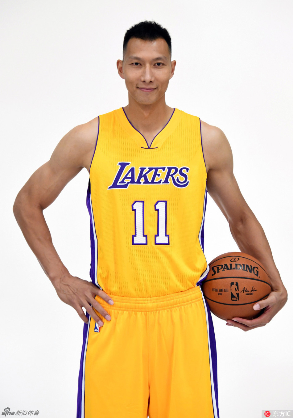 易建联与主教练卢克·沃顿在媒体日合影，沃顿手指镜头面带微笑，两人并肩而立，象征着教练对这位中国前锋的信任与期待。