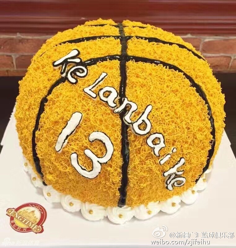 一个完整的生日蛋糕，奶油裱花精致，草莓和巧克力装饰诱人，周围是尚未点燃的彩色蜡烛