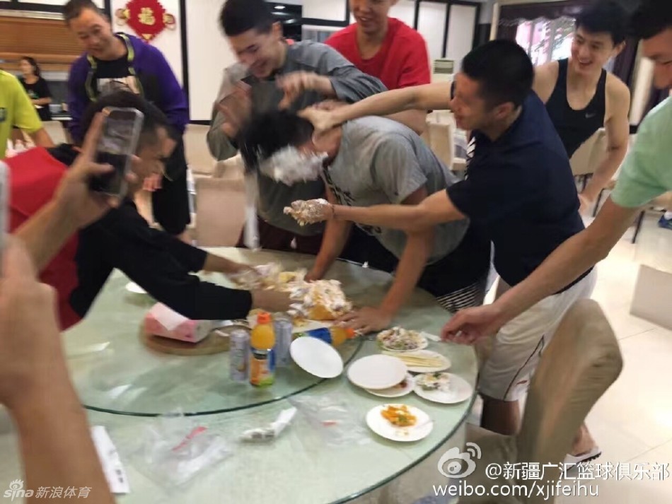 寿星满脸奶油与残破的蛋糕合影，身后的朋友们比出胜利手势，所有人笑得眼睛眯成缝，画面充满欢乐