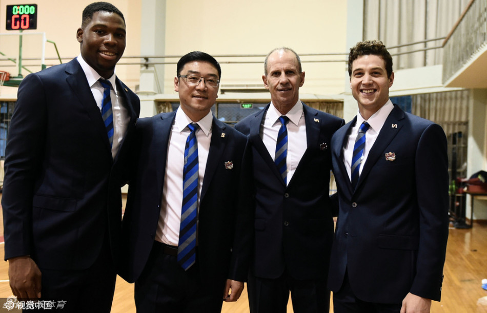 双外援弗雷戴特与亚布塞莱在训练中击掌相庆，眼神中充满默契与信任，他们是球队攻城拔寨的黄金搭档