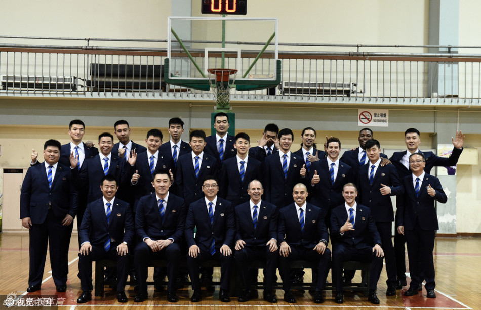 教练组与外援们在训练场上开心交流，主帅刘鹏与助教高吉安神情专注，双外援弗雷戴特和亚布塞莱认真聆听战术部署